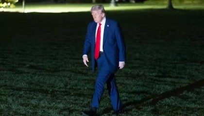 中美谈不下去了,“战书”已接下,短短一天,美进入国家紧急状态