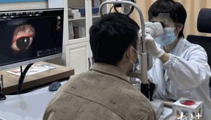 熬夜还喝酒,东莞一年轻小伙眼皮连长12个“包”