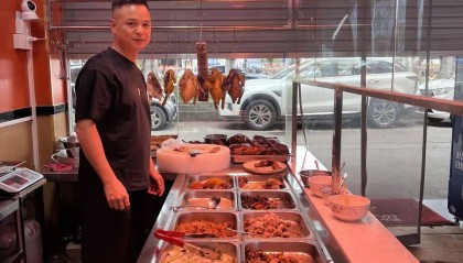 小伙到广州一猪脚饭店吃免费“2号餐”,突然跪地道谢,老板娘:以后要吃饭就直接过来