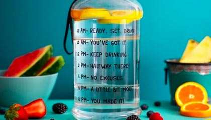 女子穿吊带裙散步被“街拍”，两年后发现照片被配文：只要自己不尴尬，尴尬的就是别人，法院：三被告侵犯肖像权、名誉权