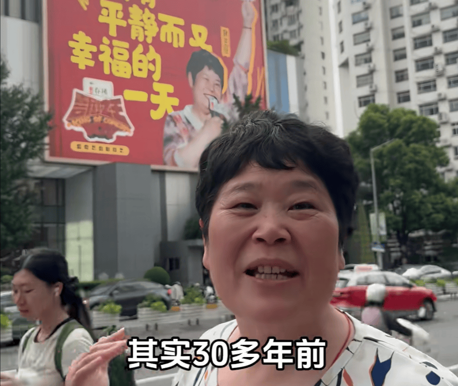 “绝经和出道同时来?”上海街头惊现她的巨幅海报!网友:笑着笑着就哭了