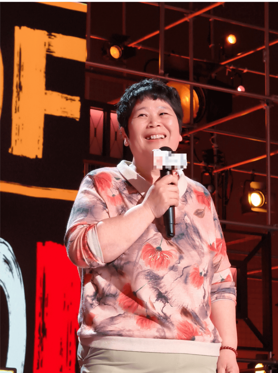 “绝经和出道同时来?”上海街头惊现她的巨幅海报!网友:笑着笑着就哭了