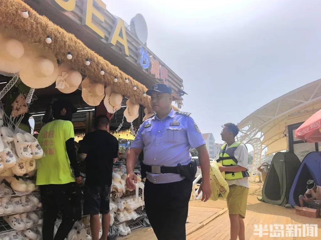 70岁老人来青岛一浴游泳,上岸发现衣服和手机都不见了,民警找了两个多小时……