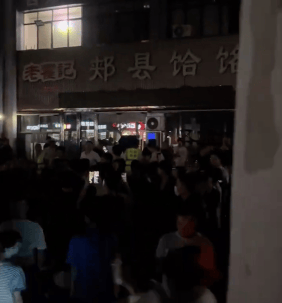 郑州“续面事件”面馆关门,老板引争议后致歉!快评:切忌“过早站队”,更不该“按键伤人”