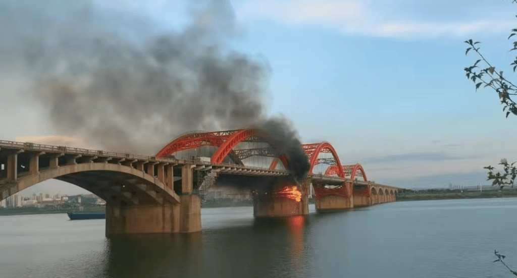 长沙湘江特大桥正在维保的桥墩起火,燃烧物为防护网及建筑材料