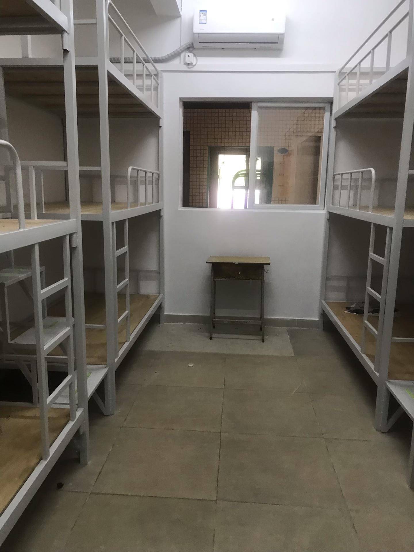 东莞一学校被曝使用三层床,还将茶水间改成宿舍!校方回应