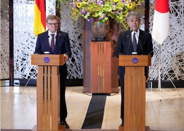 9.3大阅兵前,德外长跑到日本,逼中方连退3步,毛宁8字给其定性