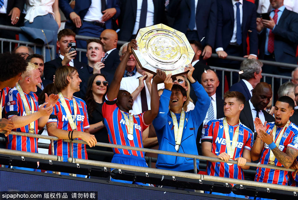 埃泽兴奋接到阿森纳电话,热刺愤怒回应!球迷准备迎接新魔法!