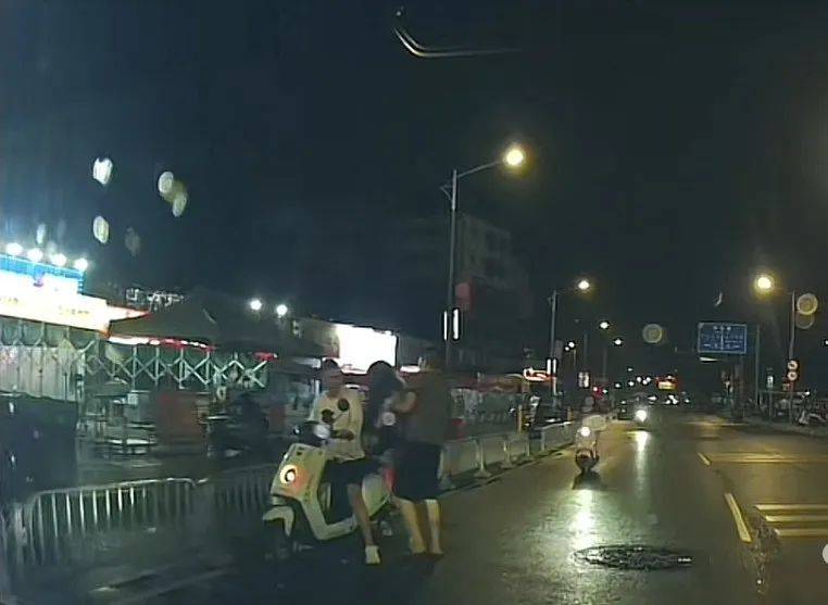 反转!3名男子凌晨抬醉酒女子上车?实为好友和店员相助!当事人:朋友气得把我微信都删了