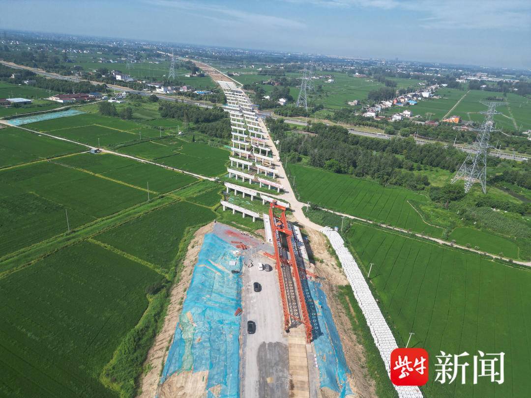 宁盐高速扬州段高邮湖 湖西互通主线桥首片预制梁架设完成