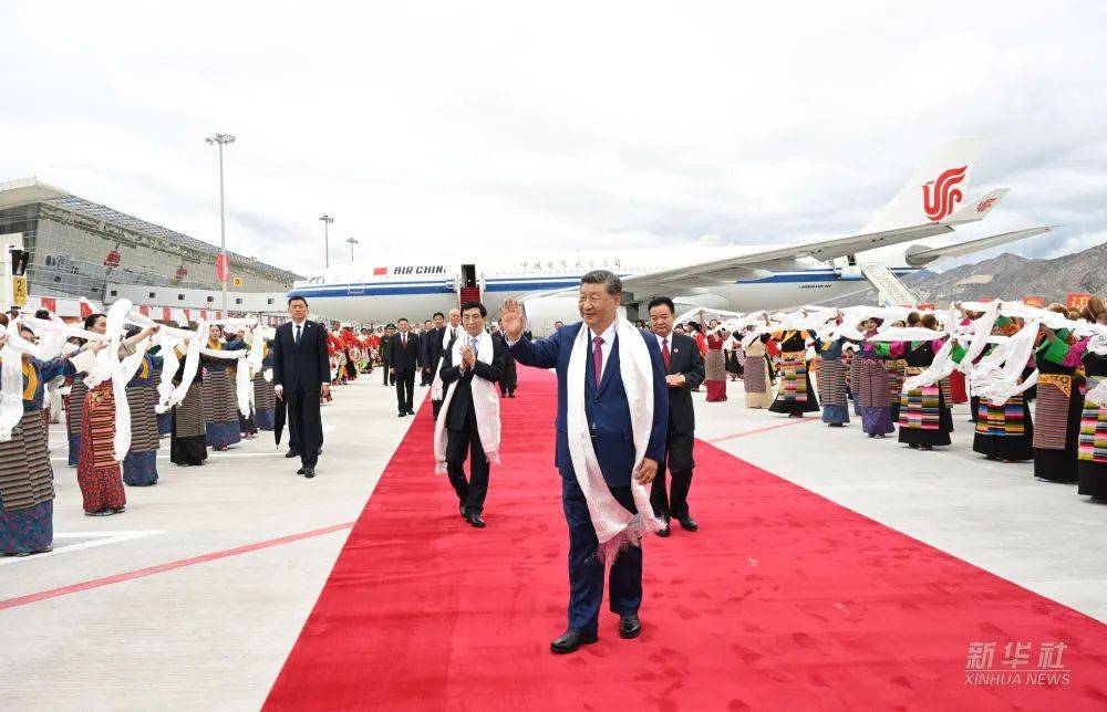 【时政】习近平率中央代表团抵达拉萨出席西藏自治区成立60周年庆祝活动