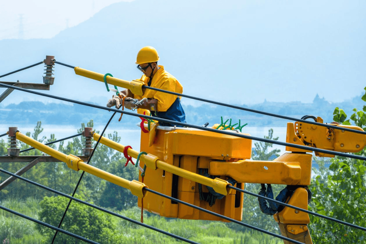 国网杭州供电公司:绝缘手套浸汗水 带电攻坚护清凉