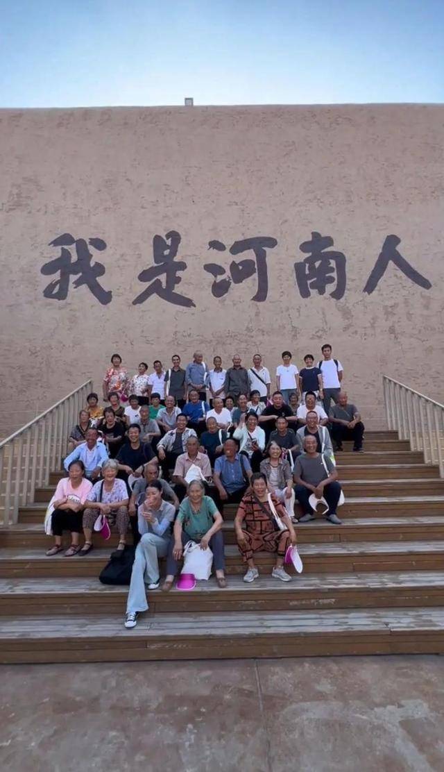 河南27岁女孩带村里46名老人游郑州,村民:她人品相当好,大家都很信任她