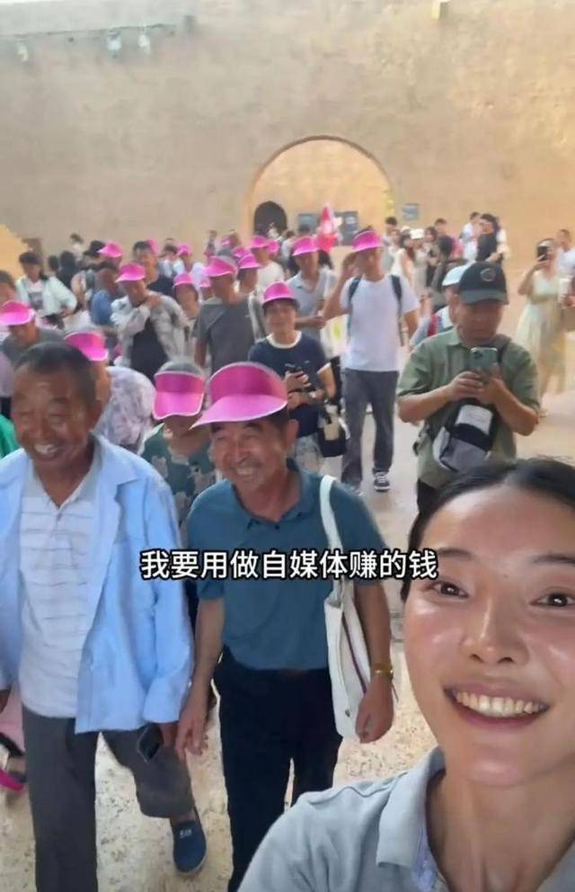 河南27岁女孩带村里46名老人游郑州,村民:她人品相当好,大家都很信任她