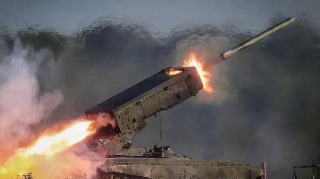 俄乌冲突升级！俄军突击队撤离红军城，没等乌军想明白，温压燃烧弹已倾泻而下！