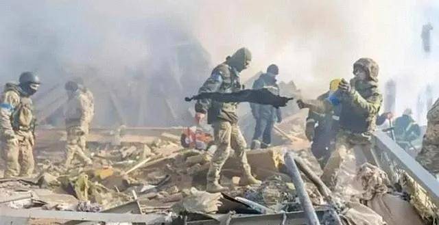 俄乌冲突升级！俄军突击队撤离红军城，没等乌军想明白，温压燃烧弹已倾泻而下！