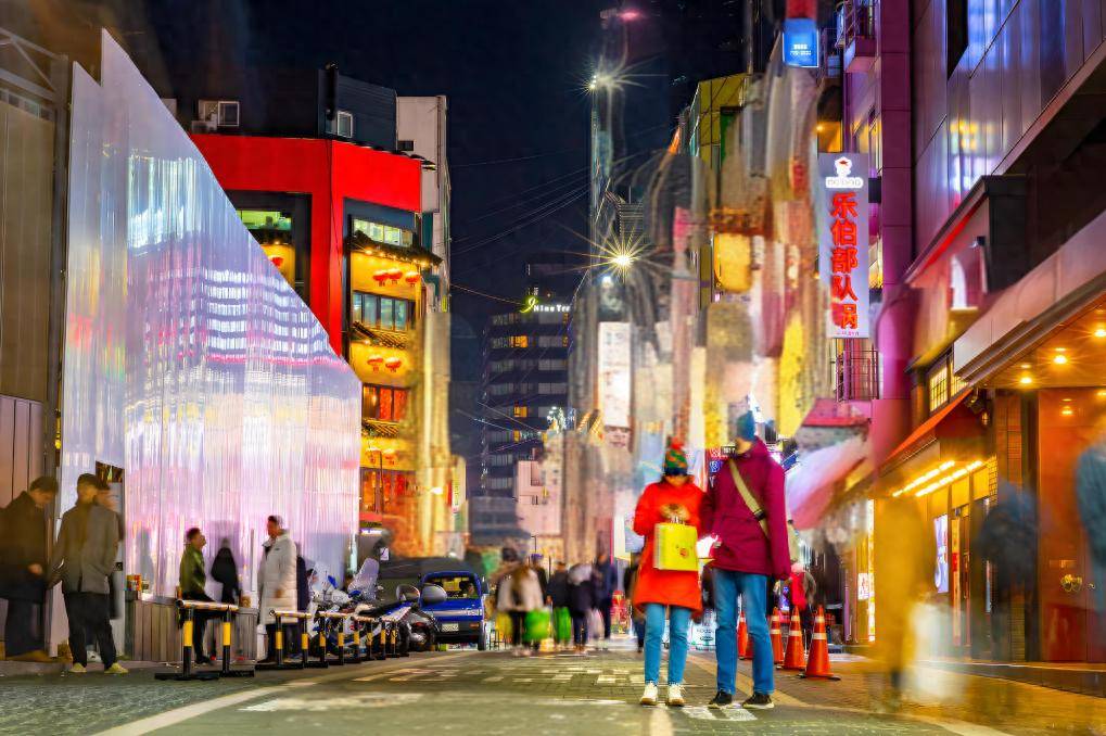 举着“滚回中国”标语牌,韩国都是什么人在搞反华游行?答案揭晓