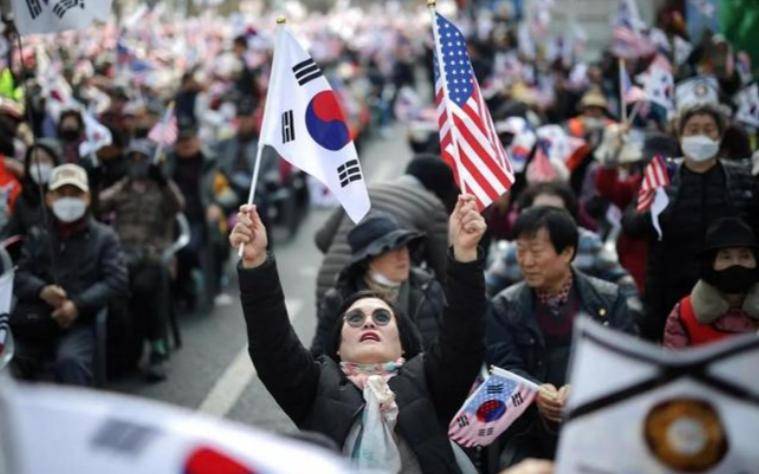 举着“滚回中国”标语牌,韩国都是什么人在搞反华游行?答案揭晓