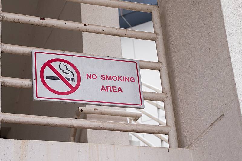 “建议高铁站全面禁烟”，看见声音背后的公众需求丨九派时评