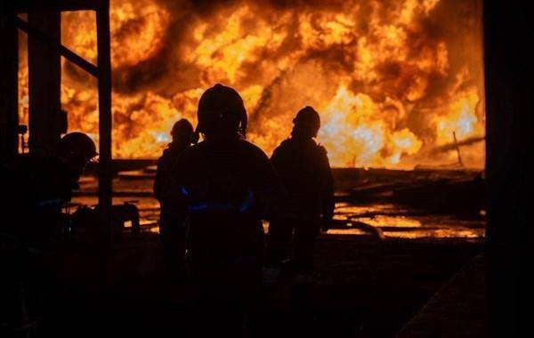 普京耐心被消耗殆尽,连炸72小时抹平油厂,阿塞拜疆还敢接招吗?