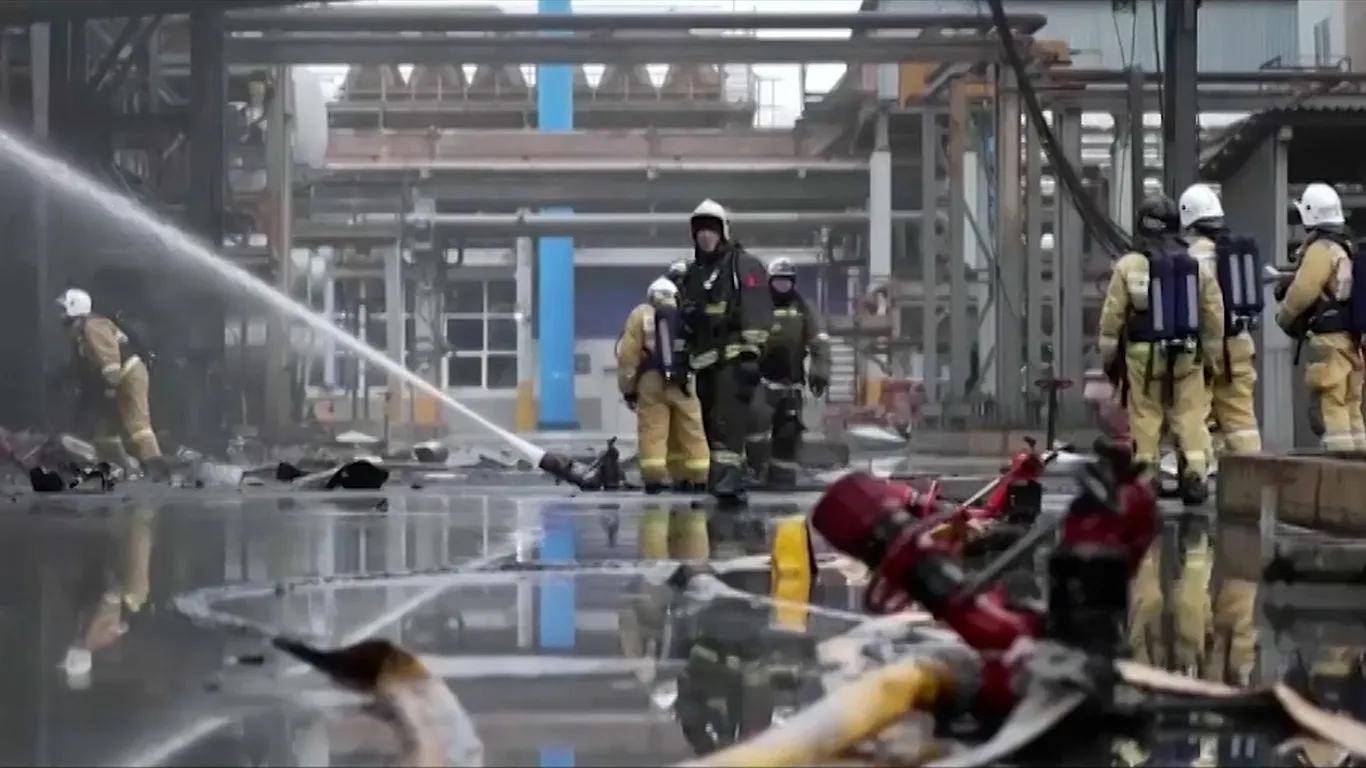 普京耐心被消耗殆尽,连炸72小时抹平油厂,阿塞拜疆还敢接招吗?