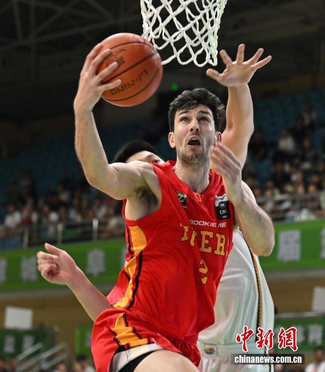 第九届阜新篮球节:辽宁本钢队胜澳大利亚墨尔本老虎队