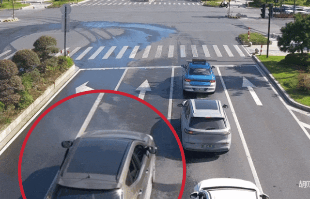 一轿车突然马路上倒行,紧接起火!司机:糟了,没灭火器……