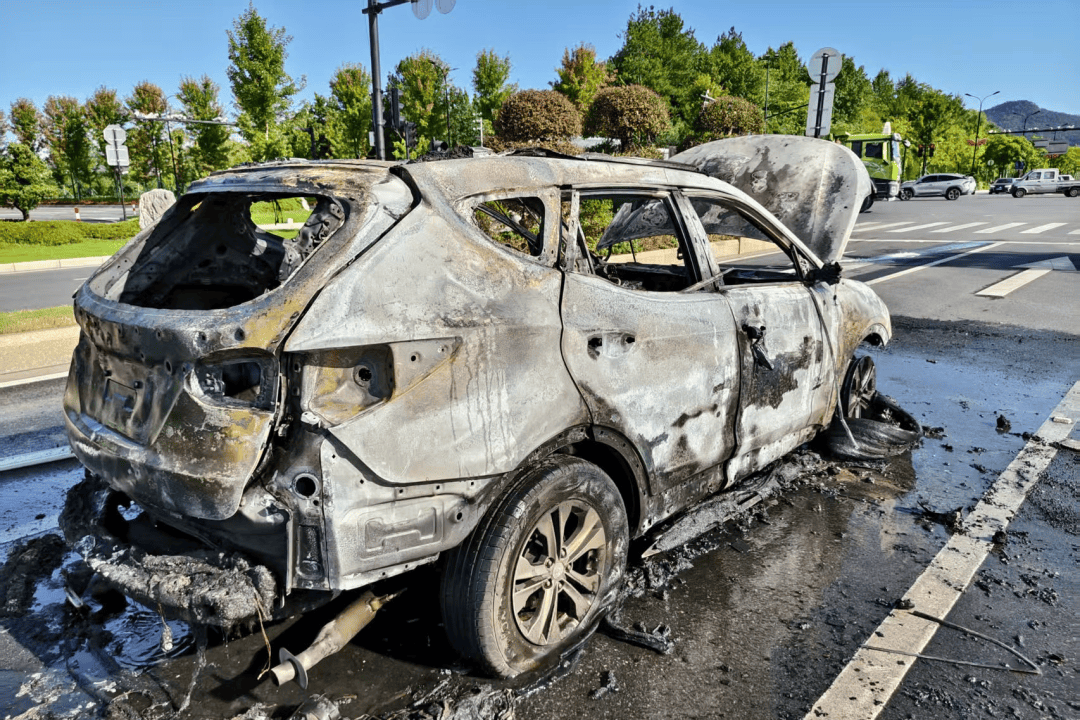 一轿车突然马路上倒行,紧接起火!司机:糟了,没灭火器……