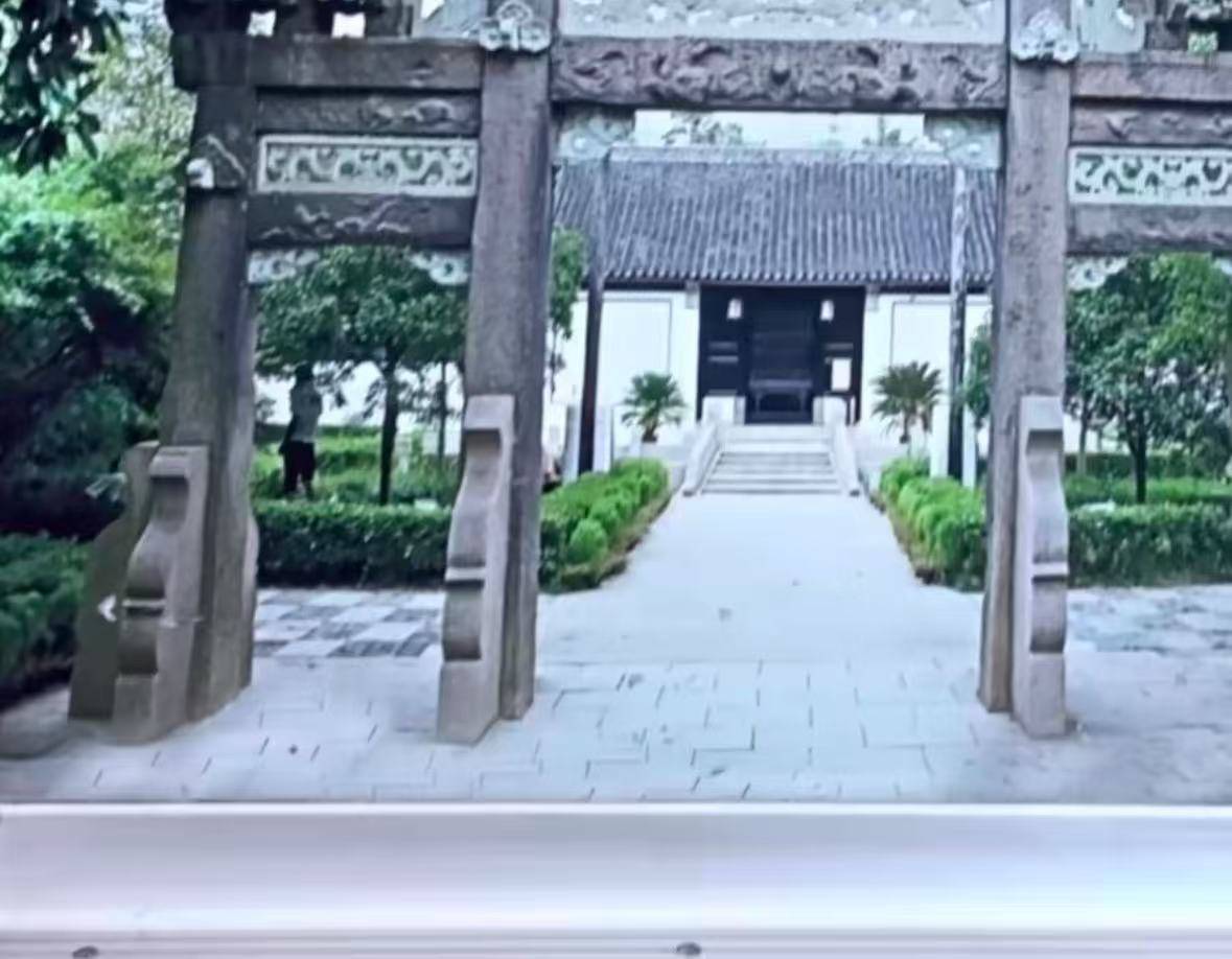 无锡地铁回应车内宣传图含“不雅画面”:男子手上拿着水瓶并非小便,为避免误会将更换