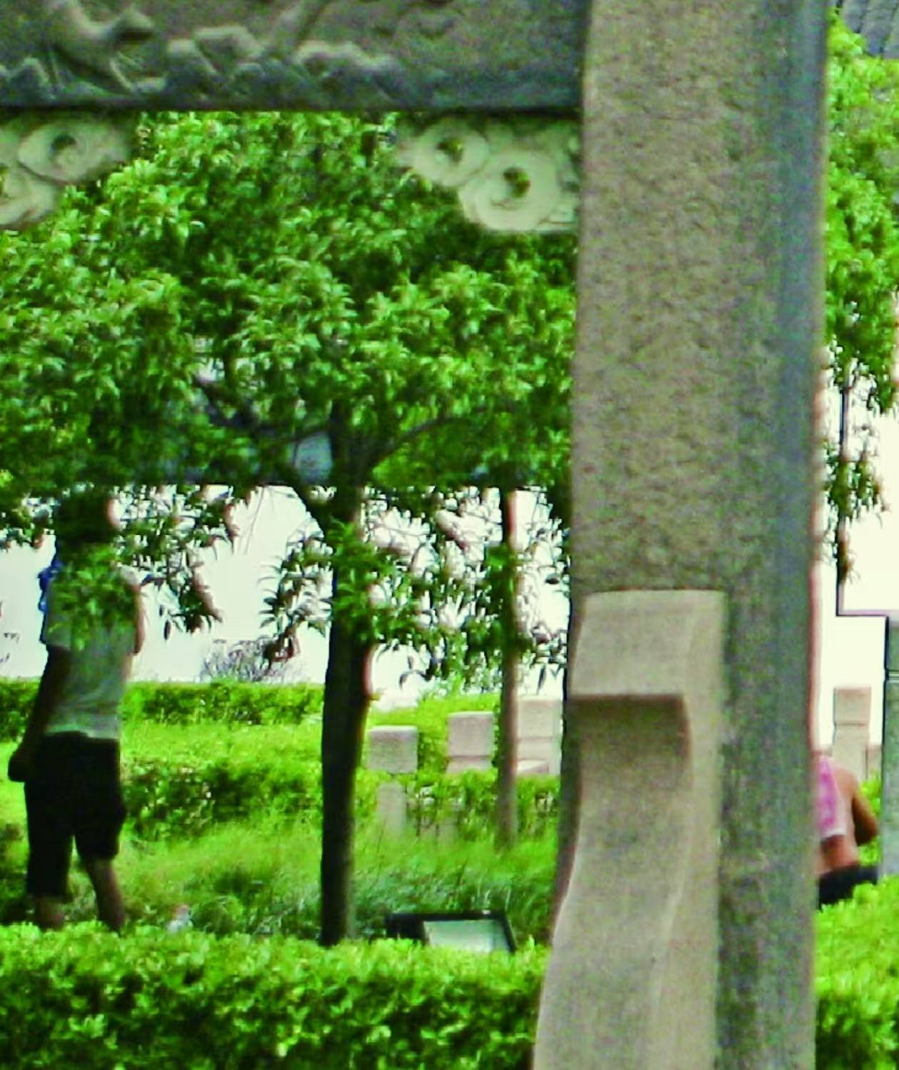 无锡地铁回应车内宣传图含“不雅画面”:男子手上拿着水瓶并非小便,为避免误会将更换