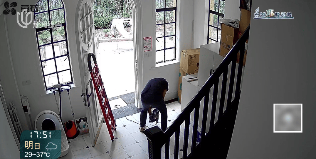 上海这对夫妇住洋房遇到“疯狂邻居”:楼道放大便