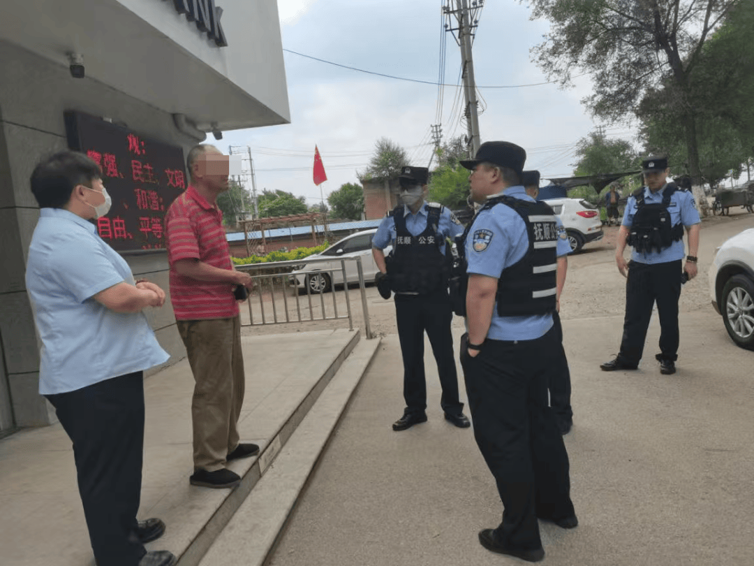 男子携7张定期存单要提前取款，银行柜员发现疑点……