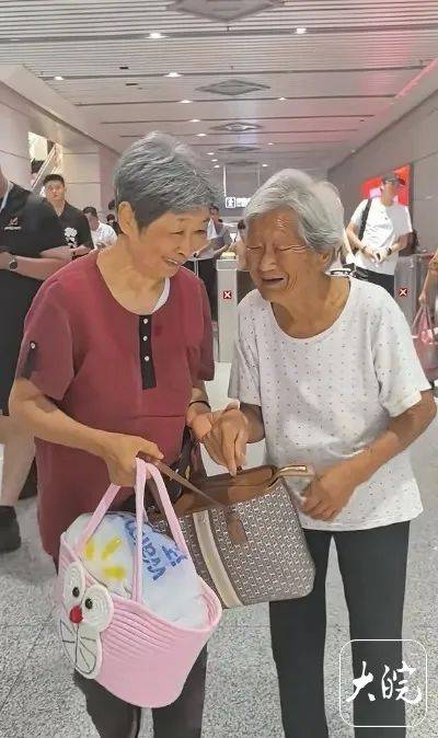 “安徽108岁母亲车站接78岁女儿”被疑造假,多方回应