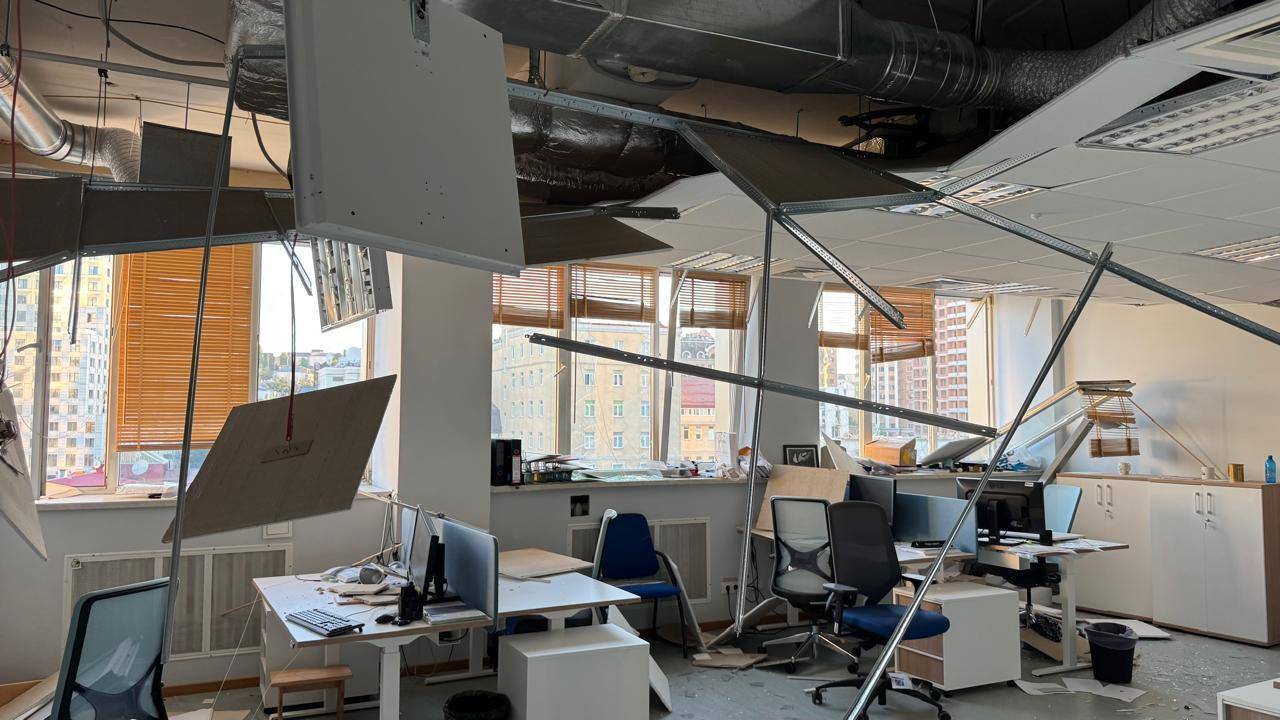 欧盟驻乌代表处被空袭波及 冯德莱恩:把乌克兰变成“钢铁豪猪”