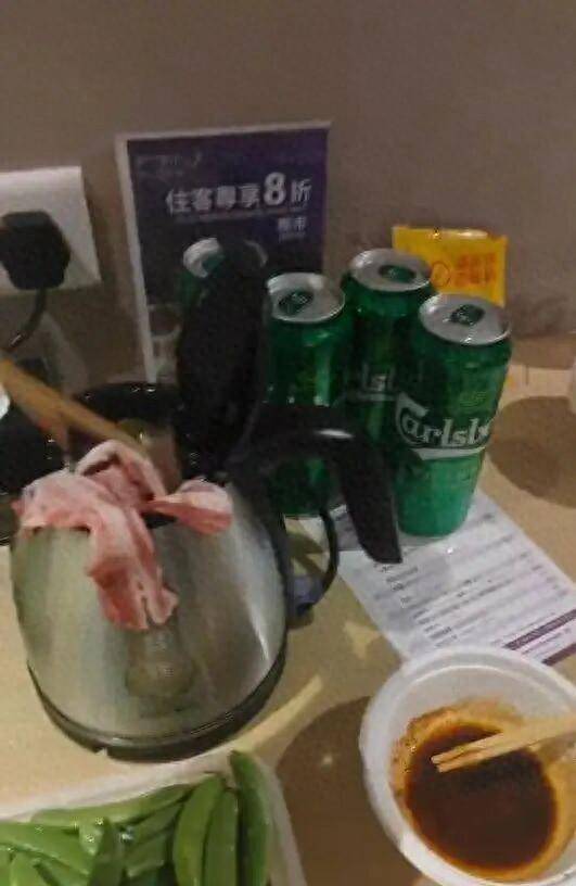 男子在澳门某酒店用水壶煮火锅,负责人:会警告,若损坏需照价赔偿