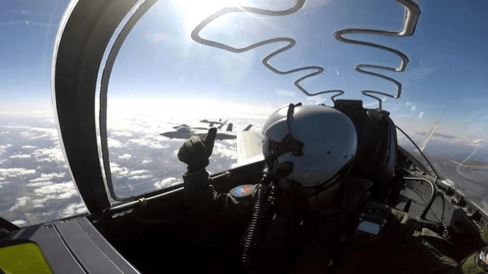 中航重磅官宣:歼-20S性能升级,飞行距离再破纪录,国防实力再创新高!