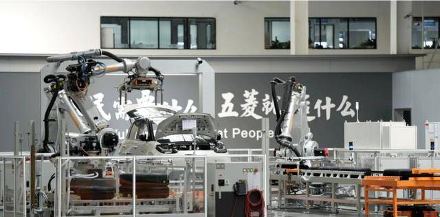 神操作!用天然溶洞停放40架飞机,这种“绝招”可能只有柳州人干得出来!