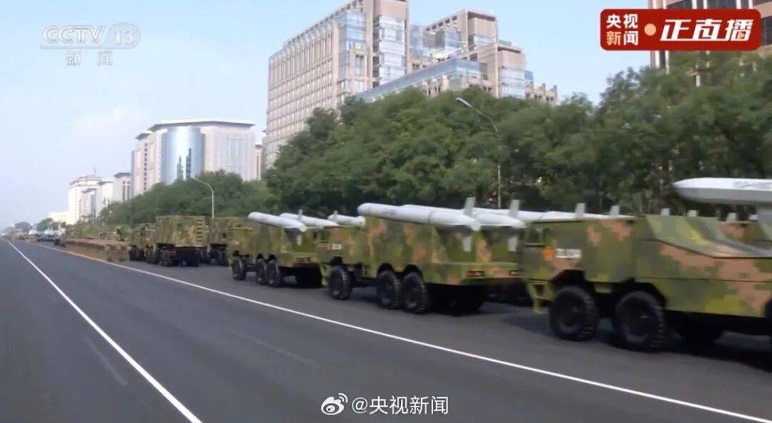 歼20S、DF61导弹,震撼亮相!三支兵种首次亮相天安门广场,空中梯队战机起飞