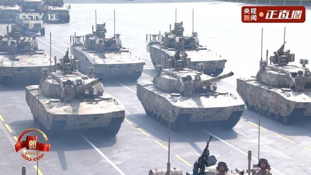 新坦克亮相九三阅兵,抛弃“甲弹对抗”,“信火一体”才是未来?