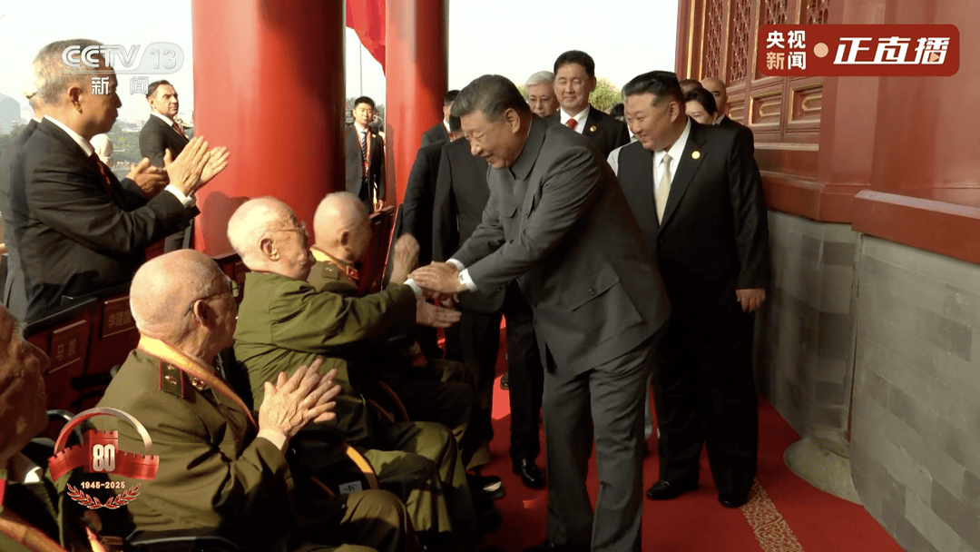 致敬英雄！习近平与天安门城楼观礼席的抗战老兵亲切握手