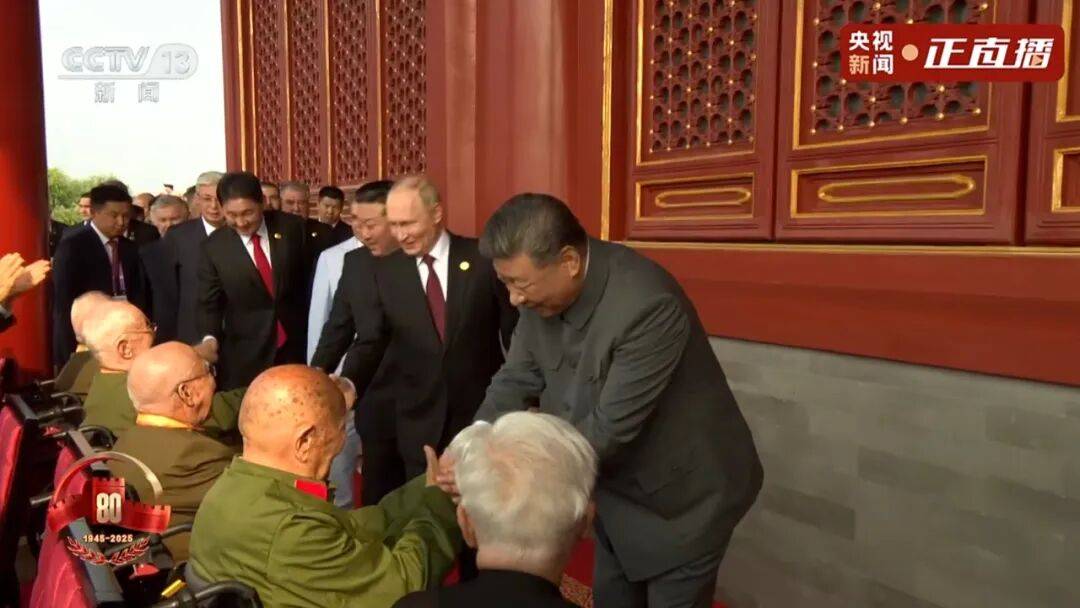 致敬英雄！习近平与天安门城楼观礼席的抗战老兵亲切握手