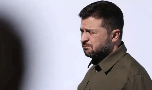 乌克兰基辅降半旗,泽连斯基开始慌了,当着全世界的面对华提出请求,话音刚落,中方回了2句话