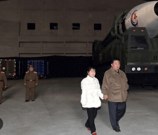 金正恩女儿首登国际舞台,引爆接班传闻!英国首相被架空,工党内斗成全武行…