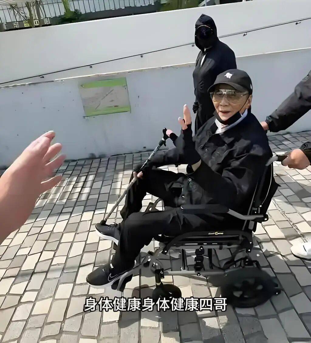 考古|89岁谢贤现身依旧时髦！与小49岁女友分手后开搞事业，疑已交代后事的他太潇洒