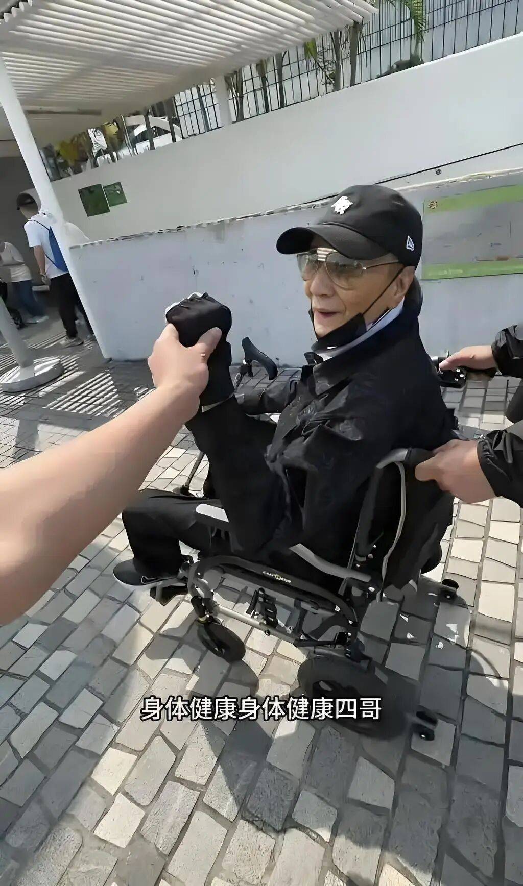 考古|89岁谢贤现身依旧时髦！与小49岁女友分手后开搞事业，疑已交代后事的他太潇洒