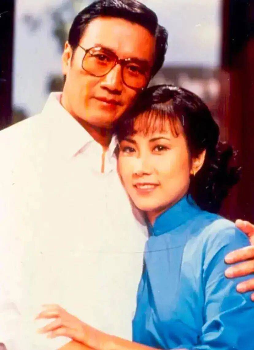 考古|89岁谢贤现身依旧时髦！与小49岁女友分手后开搞事业，疑已交代后事的他太潇洒