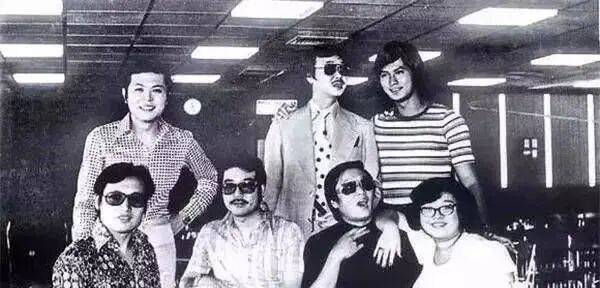 考古|89岁谢贤现身依旧时髦！与小49岁女友分手后开搞事业，疑已交代后事的他太潇洒