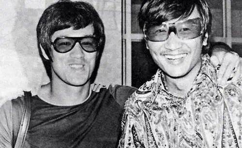 考古|89岁谢贤现身依旧时髦！与小49岁女友分手后开搞事业，疑已交代后事的他太潇洒