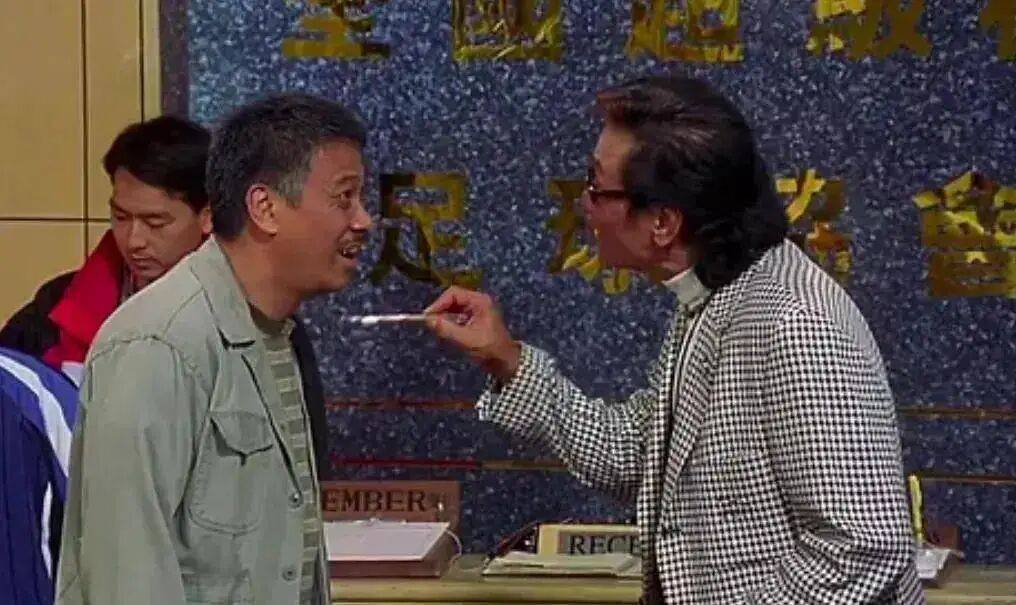 考古|89岁谢贤现身依旧时髦！与小49岁女友分手后开搞事业，疑已交代后事的他太潇洒