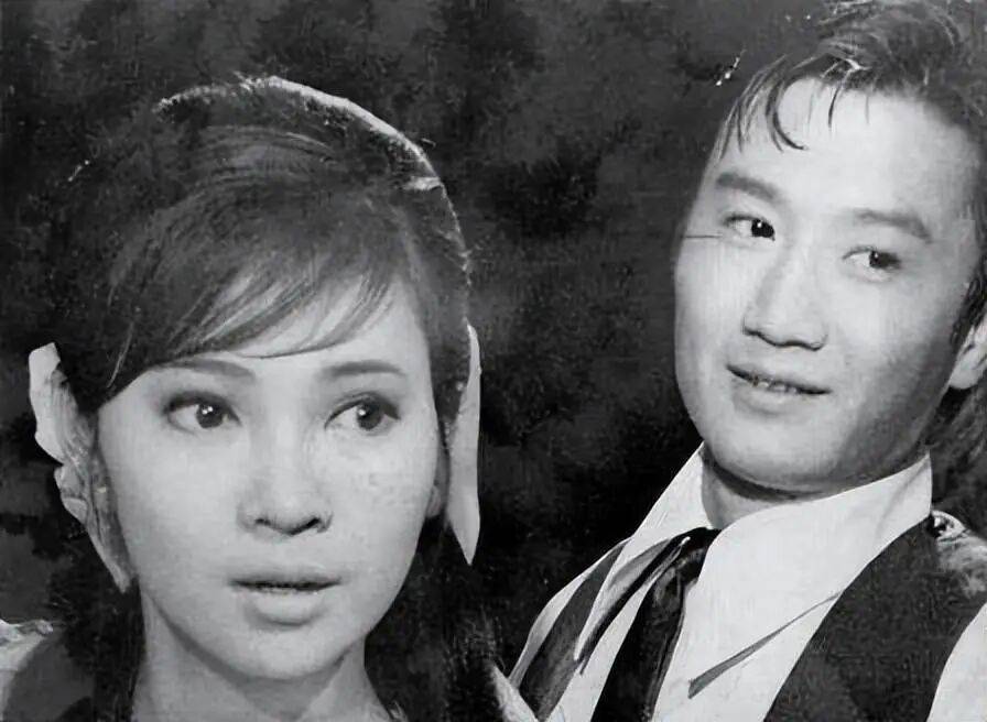 考古|89岁谢贤现身依旧时髦！与小49岁女友分手后开搞事业，疑已交代后事的他太潇洒